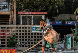 天津大爆炸区域居民搬离家园 难掩悲伤