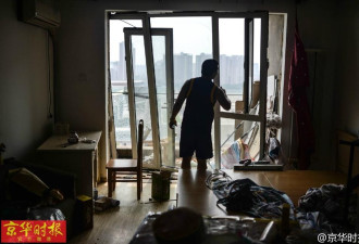 天津大爆炸区域居民搬离家园 难掩悲伤