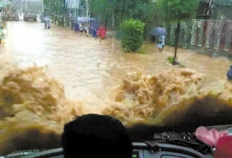 深圳暴雨街变河道 司机：开车像开船