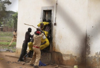 乌干达监狱过度拥挤 半数囚犯站着睡觉
