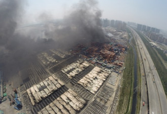 航拍照片：天津塘沽爆炸着火点仍燃烧