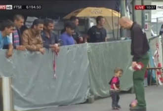 暖心！德国警察陪4岁难民儿童踢足球