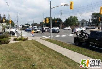 直击：华裔宝马女Warden路口车祸酿塞车