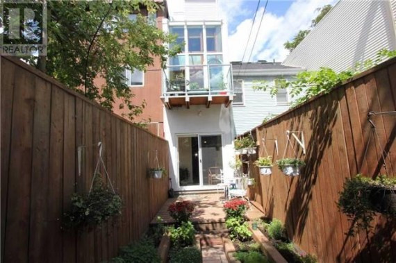 Narrow House 7