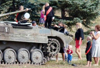 乌克兰小学生乘坦克入学 小伙伴惊呆了