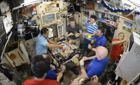 看9名宇航员“挤”在国际空间站内吃晚餐