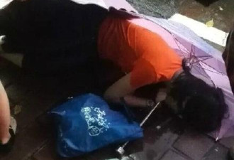 广州女暴雨中倒地猝死 路人打伞不敢救