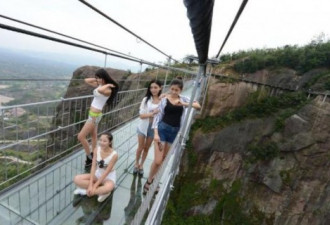 中国高空悬起玻璃桥 创多项世界之最