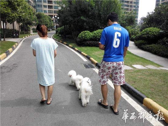 冲突事发地,被咬者张伟与女友