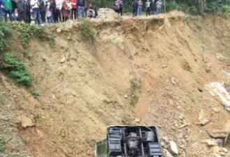 安徽大巴车坠桥事故 已导致30余人死伤