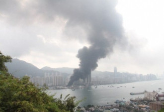 香港维多利亚港发生大火 现场浓烟滚滚