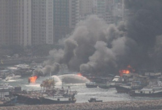 香港维多利亚港发生大火 现场浓烟滚滚