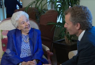加拿大科学家获诺奖 92岁的母亲很高兴