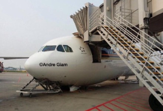 新加坡客机前起落架坍塌 机头着地跪了