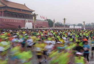 北京马拉松今开跑 奇奇怪怪的人出来了