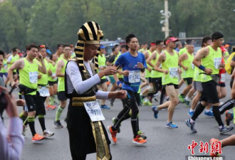 北京马拉松今开跑 奇奇怪怪的人出来了