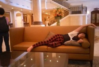 酒店大厅当睡房 中国女游客被“请”走