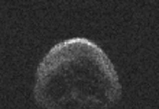 彗星掠过地球 外形似骷髅可以分出眼鼻