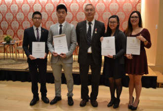 21名华裔学生 获颁发爱丁堡公爵金章奖