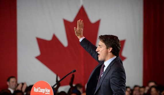 Liberal leader Justin Trudeau waves to the crowd after his speech at Liberal election headquarters in Montreal, Que. on Monday, October 20, 2015. (Sean Kilpatrick/CP)