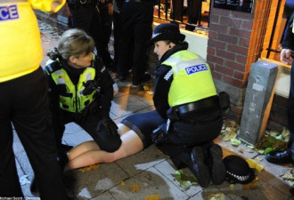 万圣节狂欢后的英国街头 警察抓人忙