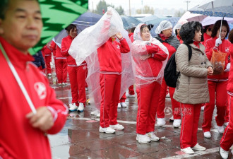 震撼！近2万大妈冒雨齐跳小苹果破纪录