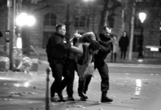 巴黎居民往楼下仍被单 遮盖街头尸体