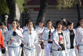 朝鲜在华女学生出游 集体蹲街头进餐