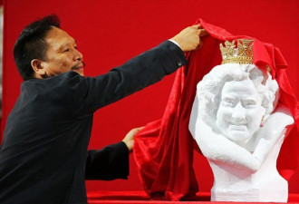 中国雕塑家伦敦展出女王像 大家惊呆了