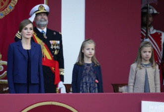 西班牙国王出席国庆阅兵 小公主亮相