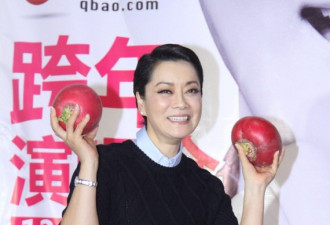 52岁毛阿敏举着自种红萝卜 摆拍卖萌