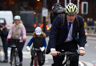 图：伦敦市长骑车出行 被市民竖中指