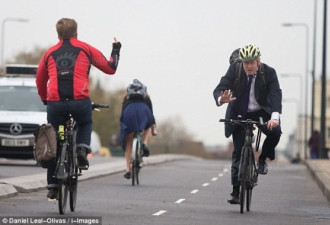 图：伦敦市长骑车出行 被市民竖中指
