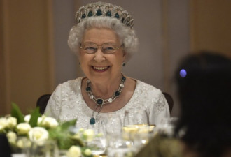 杜鲁多餐桌上调戏英国女王 遭到神反击