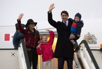 加拿大新总理杜鲁多带全家见英国女王