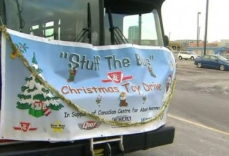 多伦多圣诞装满巴士开跑 募捐玩具送暖