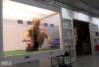 冰岛大学生把自己全裸关玻璃柜整7天