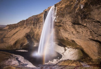冰岛童话般瀑布美景 与北极光相映成辉