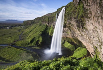 冰岛童话般瀑布美景 与北极光相映成辉