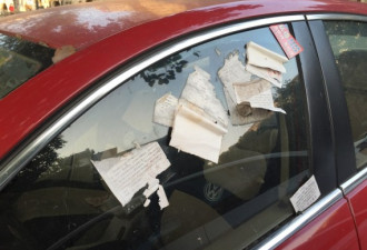 南京最牛违停轿车 窗户上被贴满罚单