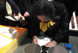 屠呦呦在诺贝尔奖博物馆里留下签名