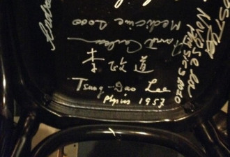 屠呦呦在诺贝尔奖博物馆里留下签名
