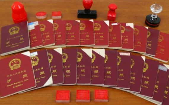 伪造的��国��照及印章。（图：CBSA提供）