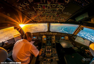 飞行员迪拜上空俯拍震撼美景 极尽奢华