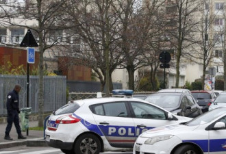 巴黎再发恐袭 自称IS男割喉教师后逃跑