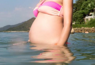 女星比基尼拍大肚写真 怀孕期间做运动