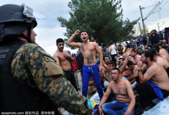 马其顿滞留难民脱衣 抗议欧洲关边境