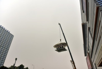 空中餐厅悬空30米 雾霾中开饭吃得香