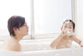 这么多日本高中生还跟父母一起泡澡