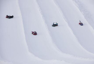 加拿大冬季新玩法！坐在轮胎上滑雪